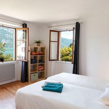 Maison Les Pieds Dans L'eau Hébergement de vacances *